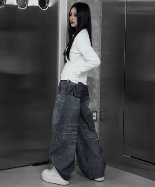 ROSEN KREUZ(ローゼンクロイツ)の「【Rosen Kreuz】INSIGNIA TROUSERS / 【ローゼンクロイツ】デニムライク刺しゅうロゴバギーパンツ(デニムパンツ・メンズ・ブラック/ブルー・01/02/03)」の9枚目の写真