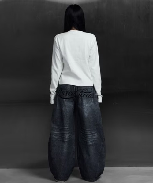 ROSEN KREUZ(ローゼンクロイツ)の「【Rosen Kreuz】INSIGNIA TROUSERS / 【ローゼンクロイツ】デニムライク刺しゅうロゴバギーパンツ(デニムパンツ・メンズ・ブラック/ブルー・01/02/03)」の12枚目の写真