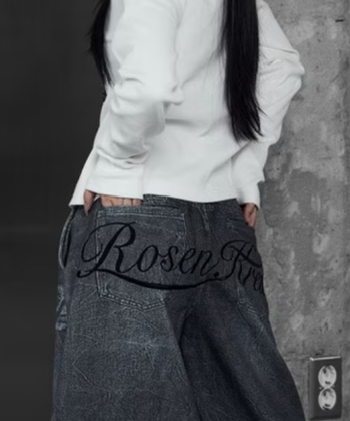 ROSEN KREUZ(ローゼンクロイツ)の「【Rosen Kreuz】INSIGNIA TROUSERS / 【ローゼンクロイツ】デニムライク刺しゅうロゴバギーパンツ(デニムパンツ・メンズ・ブラック/ブルー・01/02/03)」の13枚目の写真
