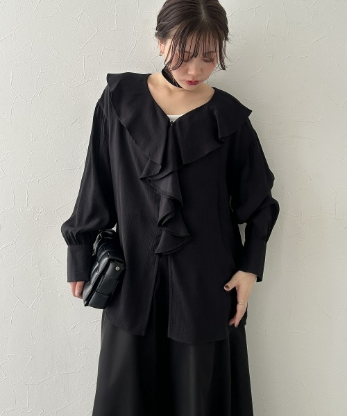 nissen（ニッセン）の「フリルカラーオーバーブラウス（シャツ/ブラウス・レディース・オフホワイト/サックスブルー/ブラック・M/L/LL）」の3枚目の写真