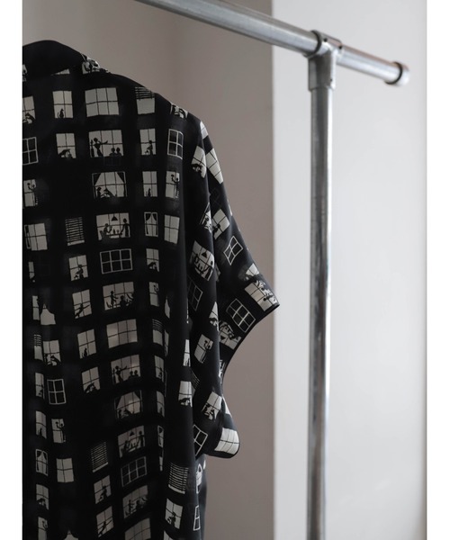 FIL DE FER（フィルデフェール）の「【予約】ウィンドウプリント　ショートブラウス（シャツ/ブラウス・レディース・ブラック・FREE）」の2枚目の写真