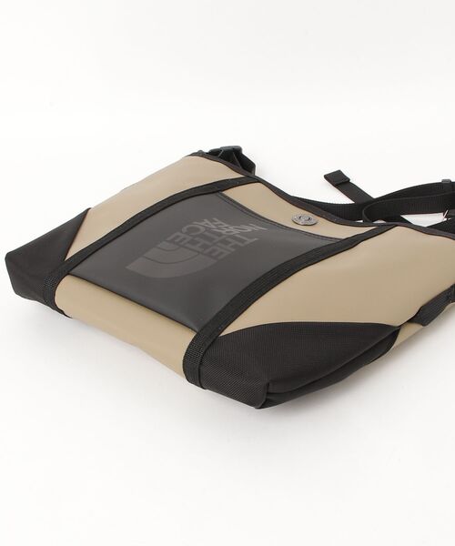 THE NORTH FACE(ザノースフェイス)の「THE NORTH FACE/ザ・ノース・フェイス ショルダーバッグ BC SACOCHE NM82452(ショルダーバッグ・メンズ・ダークベージュ・FREE)」の3枚目の写真