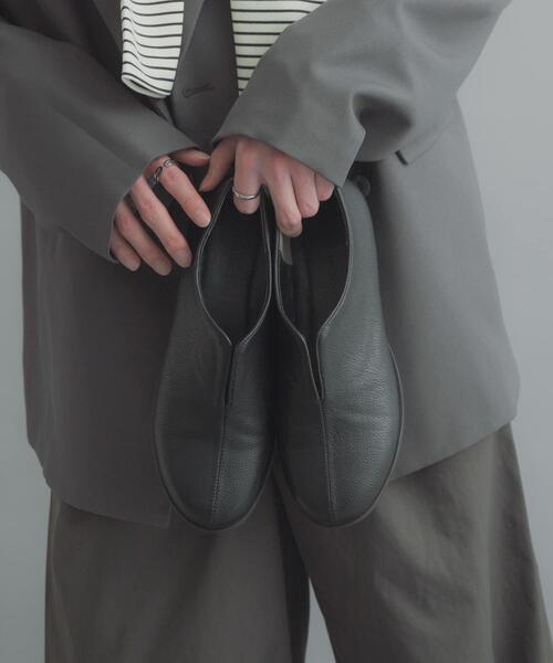 SENSE OF PLACE by URBAN RESEARCH（センスオブプレイスバイアーバンリサーチ）の「センタースリットスリッポンシューズ（スリッポン・メンズ・ブラック・26.5/27.5）」の2枚目の写真