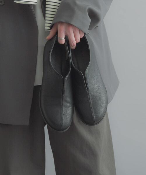 SENSE OF PLACE by URBAN RESEARCH（センスオブプレイスバイアーバンリサーチ）の「センタースリットスリッポンシューズ（スリッポン・メンズ・ブラック・26.5/27.5）」の3枚目の写真