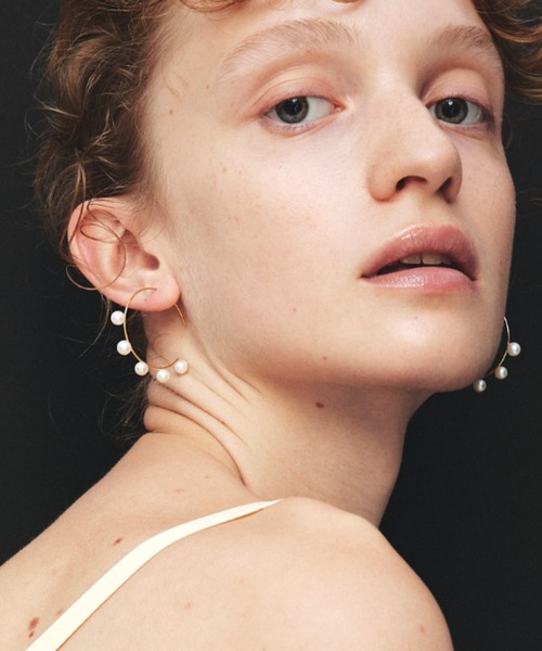 les bonbon(ルボンボン)の「【les bonbon】flotter pearl hoop pierce S/フロテ パール フープ ピアス S 両耳(ピアス(両耳用)・レディース・ホワイト・FREE)」の1枚目の写真