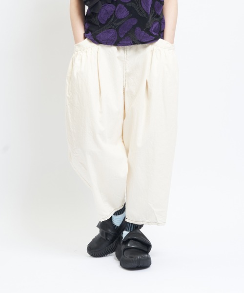 gomme(ゴム)の「ギャザーポケットデニム(デニムパンツ・レディース・インディゴブルー/アイボリー/ブラック・MEDIUM)」の2枚目の写真