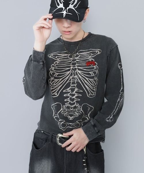 SPINNS（スピンズ）の「短丈ロングスリーブTシャツ/スケルトンボーンロゴ（Tシャツ/カットソー・メンズ・ブラック系その他/ウッドランド/ホワイト/ブラック・ONESIZE）」の3枚目の写真