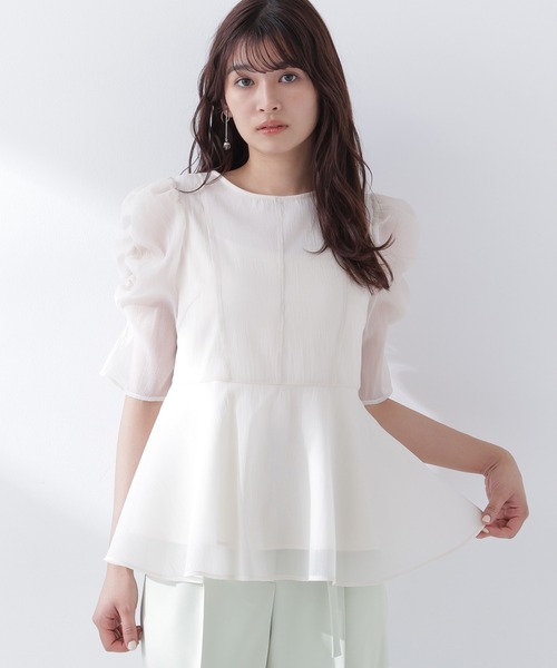 NATURAL BEAUTY BASIC（ナチュラルビューティーベーシック）の「【Oggi5月号掲載】◇シアーペプラムブラウス半袖（シャツ/ブラウス・レディース・ホワイト系その他/ベージュ/オレンジ/チャコールグレー・SMALL/MEDIUM）」の3枚目の写真