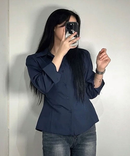 Emilie（エミリー）の「ウエスト シルエットチェンジ シンプルカラーシャツ（シャツ/ブラウス・レディース・ネイビー/ホワイト/ライトブルー・FREE）」の3枚目の写真