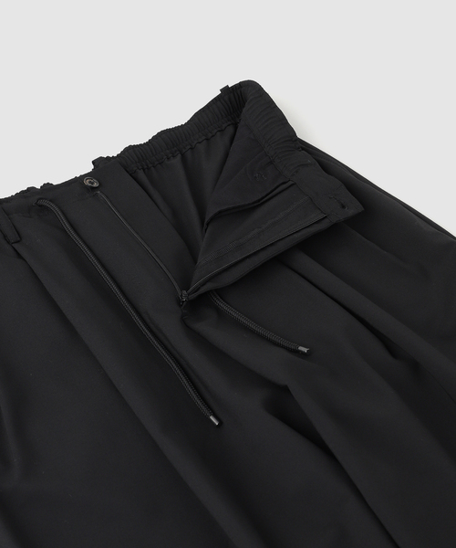 EDIFICE(エディフィス)の「MARKAWARE(マーカウェア) DOUBLE PLEATED EASY TROUSERS(スラックス・メンズ・ブラック・3/2)」の5枚目の写真