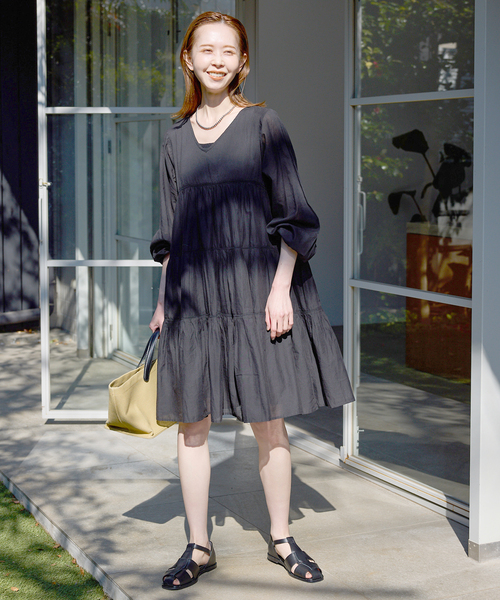 SLOBE IENA(スローブイエナ)の「コットンボイルティアードワンピース(ワンピース・レディース・パープル/ブラック/カーキ・FREE)」の9枚目の写真