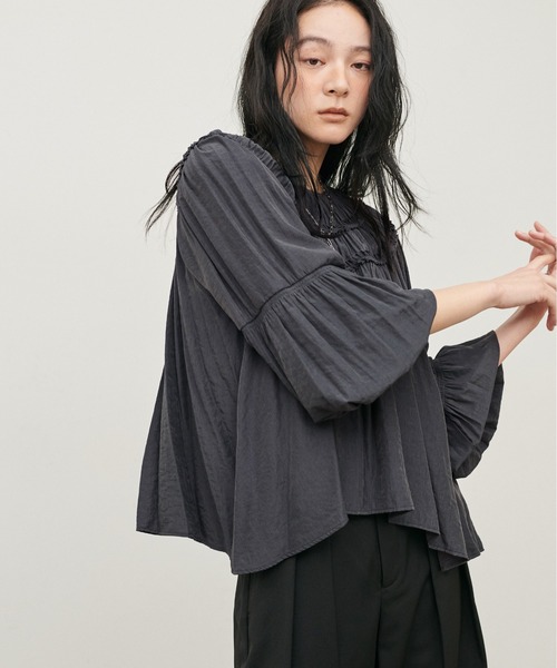 LARUTA(ラルータ)の「【LARUTA】デラヴェギャザーブラウス(シャツ/ブラウス・レディース・オフホワイト/チャコールグレー・MEDIUM)」の11枚目の写真