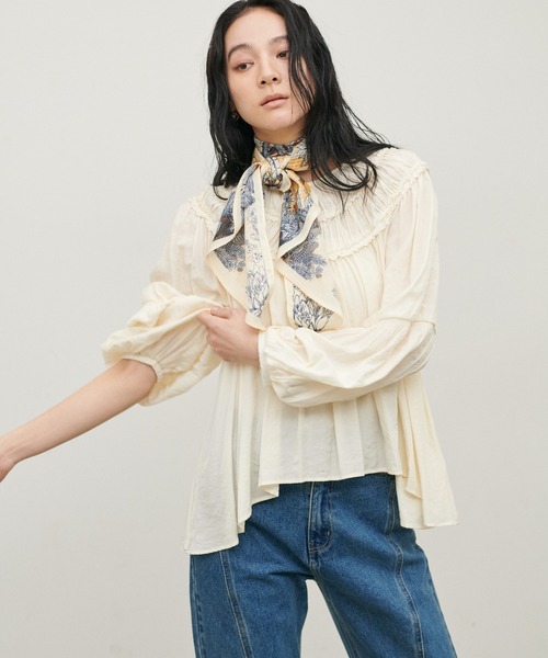 LARUTA(ラルータ)の「【LARUTA】デラヴェギャザーブラウス(シャツ/ブラウス・レディース・オフホワイト/チャコールグレー・MEDIUM)」の7枚目の写真