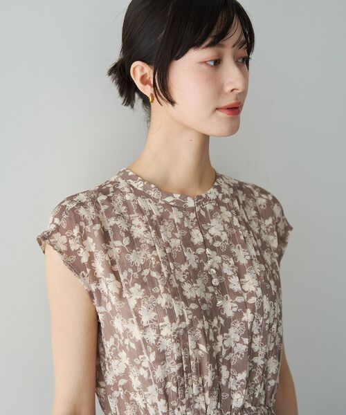 YECCA VECCA(イェッカヴェッカ)の「花柄プリーツワンピース(ワンピース・レディース・ブラック/ベージュ・FREE)」の18枚目の写真