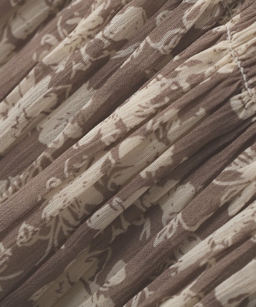 YECCA VECCA（イェッカヴェッカ）の「花柄プリーツワンピース（ワンピース・レディース・ブラック/ベージュ・FREE）」の4枚目の写真