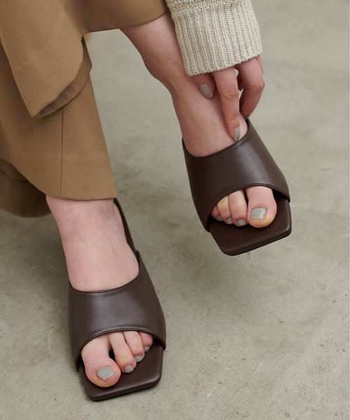LARUTA（ラルータ）の「【LARUTA】スクエアトゥミュール（サンダル・レディース・ブラウン/ブラック・LARGE/MEDIUM）」の9枚目の写真