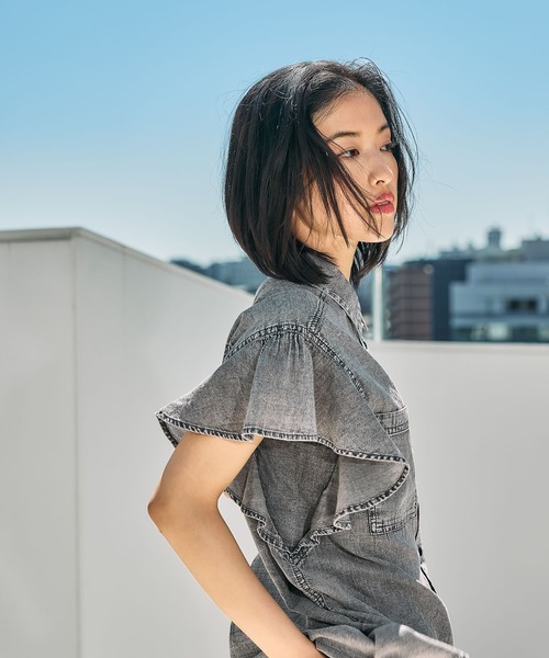 LEPSIM(レプシィム)の「AIRデニム袖フリル/SS 740437(シャツ/ブラウス・レディース・ブルー/グレー/ライトブルー・FREE)」の14枚目の写真