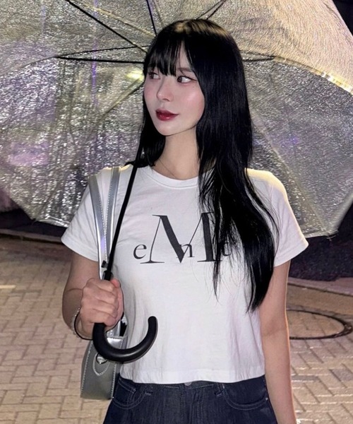 MUCENT(ムセント)の「A'GEM/9 × .kom 『MUCENT/ムセント』MAIN SYMBOL SIGNATURE LOGO HALF TEE/メインシンボルシグニチャーロゴ半袖Tシャツ(Tシャツ/カットソー・レディース・ホワイト/ブラック・S)」の1枚目の写真