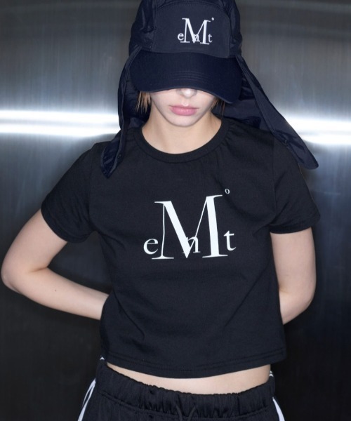 MUCENT(ムセント)の「A'GEM/9 × .kom 『MUCENT/ムセント』MAIN SYMBOL SIGNATURE LOGO HALF TEE/メインシンボルシグニチャーロゴ半袖Tシャツ(Tシャツ/カットソー・レディース・ホワイト/ブラック・S)」の2枚目の写真