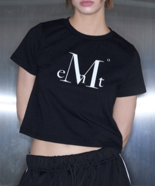 MUCENT(ムセント)の「A'GEM/9 × .kom 『MUCENT/ムセント』MAIN SYMBOL SIGNATURE LOGO HALF TEE/メインシンボルシグニチャーロゴ半袖Tシャツ(Tシャツ/カットソー・レディース・ホワイト/ブラック・S)」の4枚目の写真