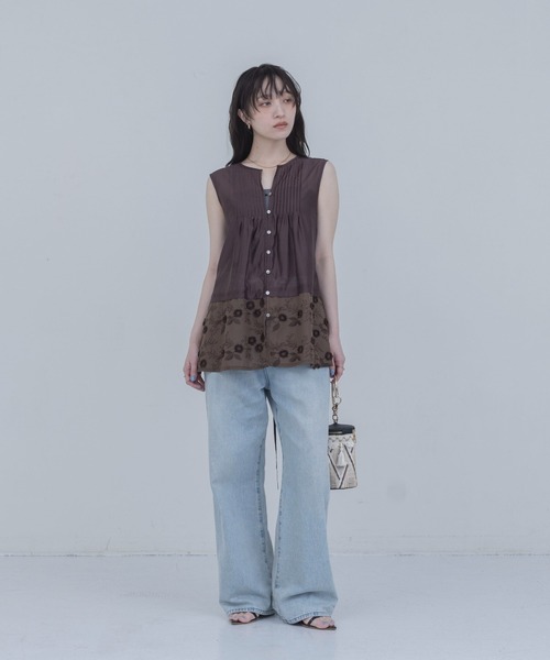 Eimee Law（エイミーロウ）の「フラワーモチーフ刺繍 ピンタックノースリブラウス（シャツ/ブラウス・レディース・ブラック/ブラウン/オフホワイト・FREE）」の4枚目の写真