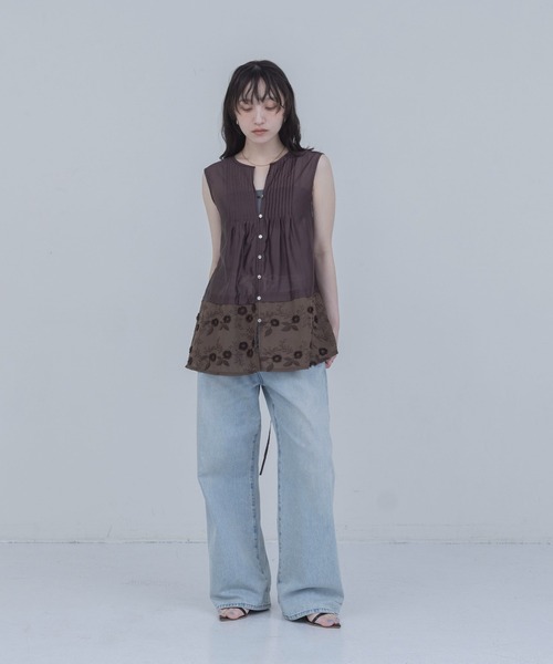 Eimee Law（エイミーロウ）の「フラワーモチーフ刺繍 ピンタックノースリブラウス（シャツ/ブラウス・レディース・ブラック/ブラウン/オフホワイト・FREE）」の5枚目の写真