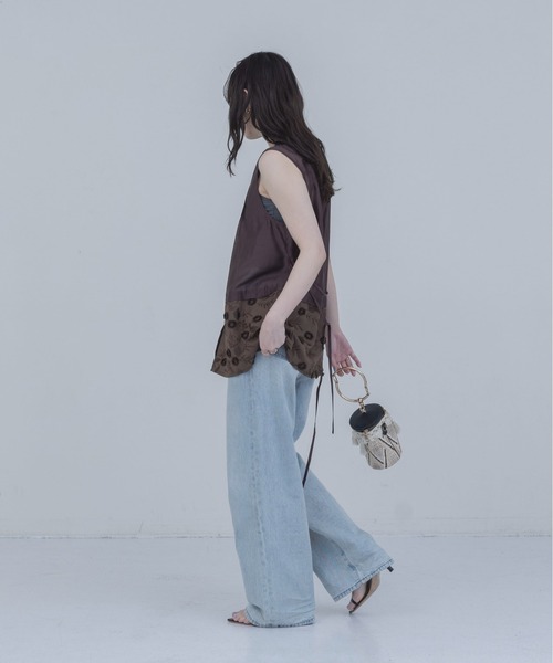 Eimee Law（エイミーロウ）の「フラワーモチーフ刺繍 ピンタックノースリブラウス（シャツ/ブラウス・レディース・ブラック/ブラウン/オフホワイト・FREE）」の6枚目の写真