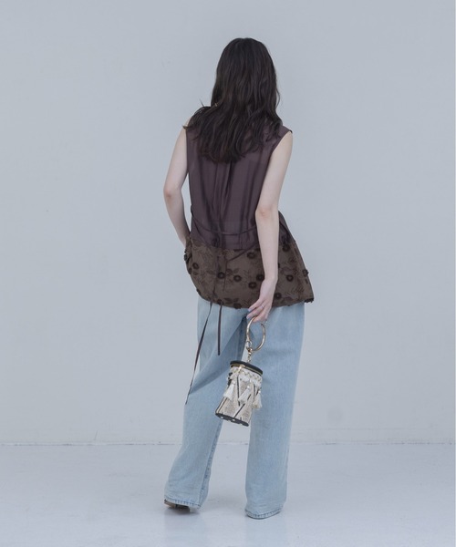 Eimee Law（エイミーロウ）の「フラワーモチーフ刺繍 ピンタックノースリブラウス（シャツ/ブラウス・レディース・ブラック/ブラウン/オフホワイト・FREE）」の7枚目の写真