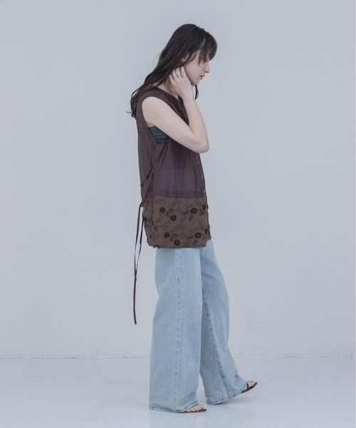 Eimee Law（エイミーロウ）の「フラワーモチーフ刺繍 ピンタックノースリブラウス（シャツ/ブラウス・レディース・ブラック/ブラウン/オフホワイト・FREE）」の8枚目の写真