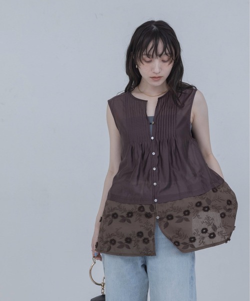 Eimee Law（エイミーロウ）の「フラワーモチーフ刺繍 ピンタックノースリブラウス（シャツ/ブラウス・レディース・ブラック/ブラウン/オフホワイト・FREE）」の9枚目の写真