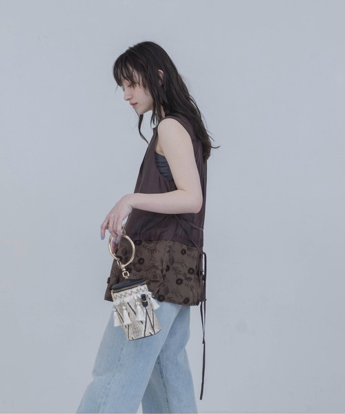 Eimee Law（エイミーロウ）の「フラワーモチーフ刺繍 ピンタックノースリブラウス（シャツ/ブラウス・レディース・ブラック/ブラウン/オフホワイト・FREE）」の10枚目の写真