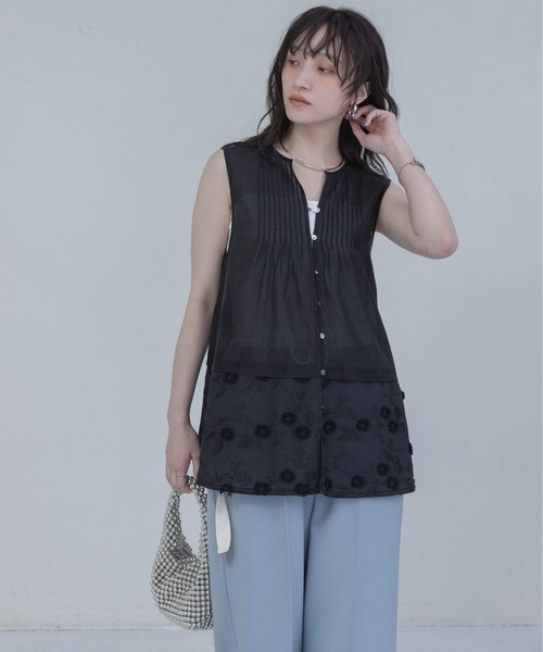 Eimee Law（エイミーロウ）の「フラワーモチーフ刺繍 ピンタックノースリブラウス（シャツ/ブラウス・レディース・ブラック/ブラウン/オフホワイト・FREE）」の14枚目の写真