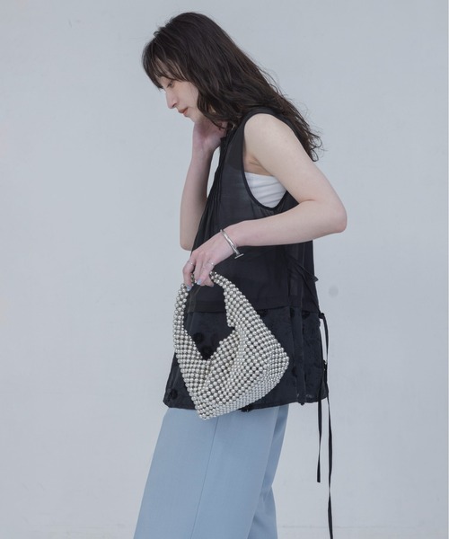 Eimee Law（エイミーロウ）の「フラワーモチーフ刺繍 ピンタックノースリブラウス（シャツ/ブラウス・レディース・ブラック/ブラウン/オフホワイト・FREE）」の15枚目の写真