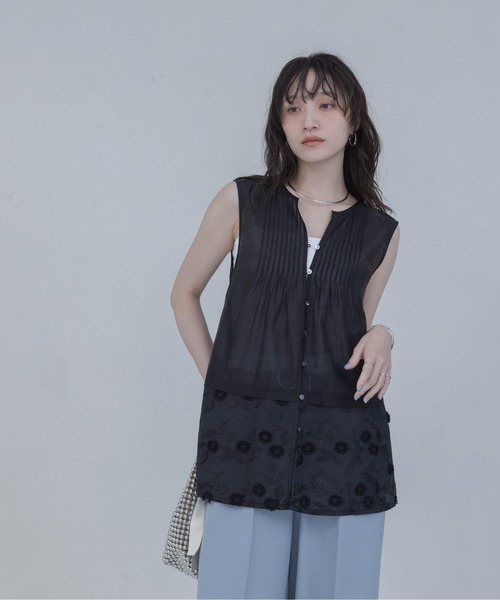 Eimee Law（エイミーロウ）の「フラワーモチーフ刺繍 ピンタックノースリブラウス（シャツ/ブラウス・レディース・ブラック/ブラウン/オフホワイト・FREE）」の17枚目の写真