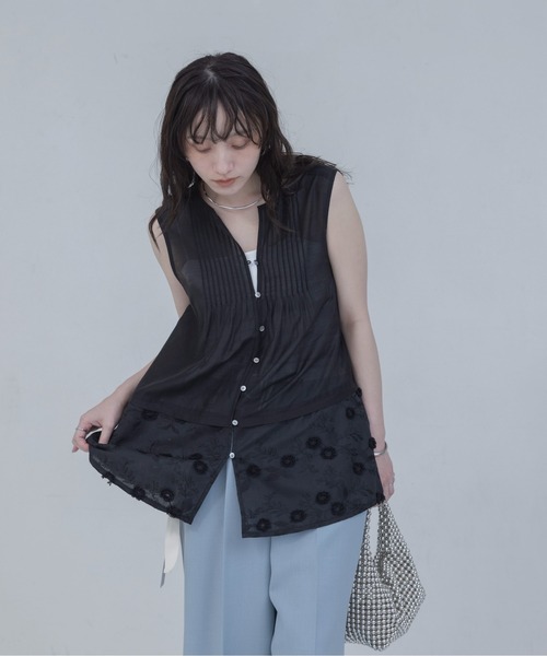 Eimee Law（エイミーロウ）の「フラワーモチーフ刺繍 ピンタックノースリブラウス（シャツ/ブラウス・レディース・ブラック/ブラウン/オフホワイト・FREE）」の18枚目の写真