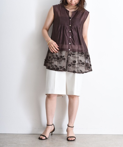 Eimee Law（エイミーロウ）の「フラワーモチーフ刺繍 ピンタックノースリブラウス（シャツ/ブラウス・レディース・ブラック/ブラウン/オフホワイト・FREE）」の4枚目の写真