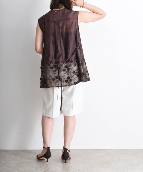 Eimee Law（エイミーロウ）の「フラワーモチーフ刺繍 ピンタックノースリブラウス（シャツ/ブラウス・レディース・ブラック/ブラウン/オフホワイト・FREE）」の6枚目の写真