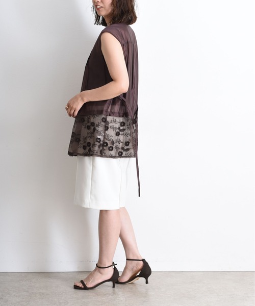 Eimee Law（エイミーロウ）の「フラワーモチーフ刺繍 ピンタックノースリブラウス（シャツ/ブラウス・レディース・ブラック/ブラウン/オフホワイト・FREE）」の5枚目の写真