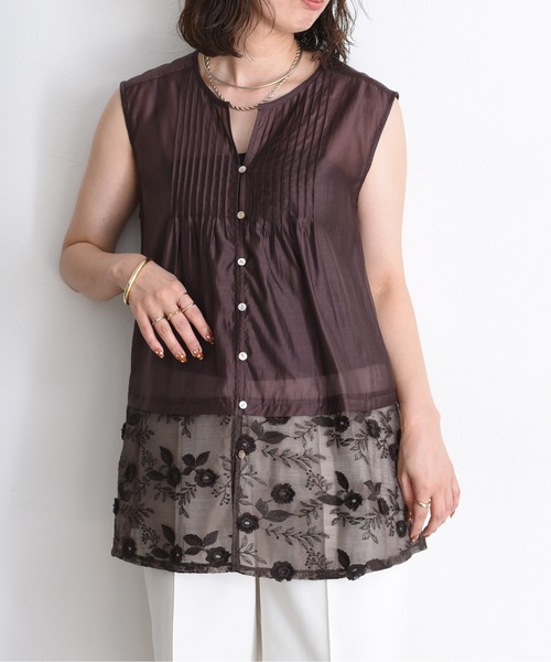 Eimee Law（エイミーロウ）の「フラワーモチーフ刺繍 ピンタックノースリブラウス（シャツ/ブラウス・レディース・ブラック/ブラウン/オフホワイト・FREE）」の8枚目の写真