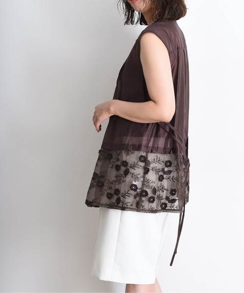 Eimee Law（エイミーロウ）の「フラワーモチーフ刺繍 ピンタックノースリブラウス（シャツ/ブラウス・レディース・ブラック/ブラウン/オフホワイト・FREE）」の10枚目の写真