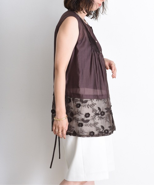 Eimee Law（エイミーロウ）の「フラワーモチーフ刺繍 ピンタックノースリブラウス（シャツ/ブラウス・レディース・ブラック/ブラウン/オフホワイト・FREE）」の12枚目の写真