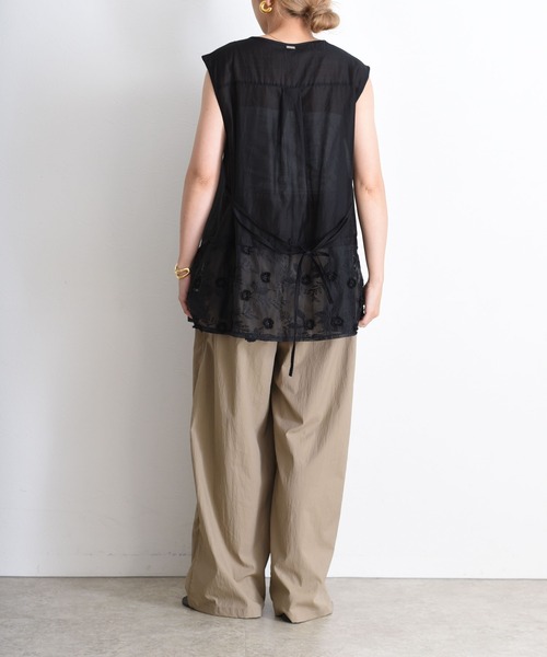 Eimee Law（エイミーロウ）の「フラワーモチーフ刺繍 ピンタックノースリブラウス（シャツ/ブラウス・レディース・ブラック/ブラウン/オフホワイト・FREE）」の16枚目の写真