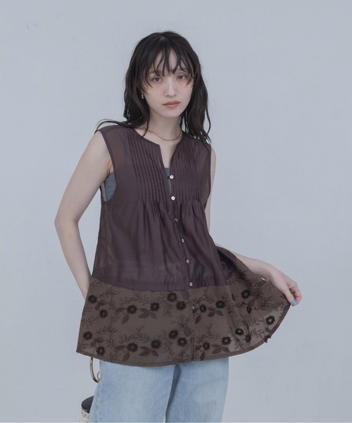 Eimee Law（エイミーロウ）の「フラワーモチーフ刺繍 ピンタックノースリブラウス（シャツ/ブラウス・レディース・ブラック/ブラウン/オフホワイト・FREE）」の13枚目の写真