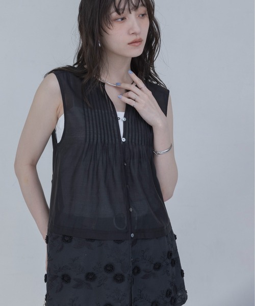 Eimee Law（エイミーロウ）の「フラワーモチーフ刺繍 ピンタックノースリブラウス（シャツ/ブラウス・レディース・ブラック/ブラウン/オフホワイト・FREE）」の22枚目の写真