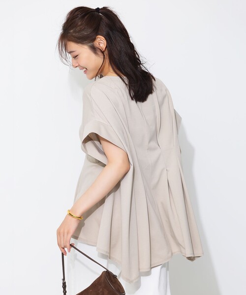 UNFILO(アンフィーロ)の「ヒートシールドジャージー タックデザイン Tシャツ(Tシャツ/カットソー・レディース・ベージュ系/ホワイト系/スカイブルー系/ブラック系・X-LARGE)」の3枚目の写真