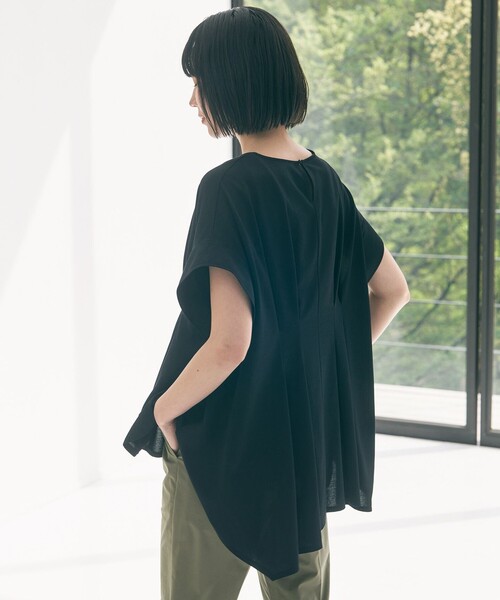 UNFILO(アンフィーロ)の「ヒートシールドジャージー タックデザイン Tシャツ(Tシャツ/カットソー・レディース・ベージュ系/ホワイト系/スカイブルー系/ブラック系・X-LARGE)」の5枚目の写真