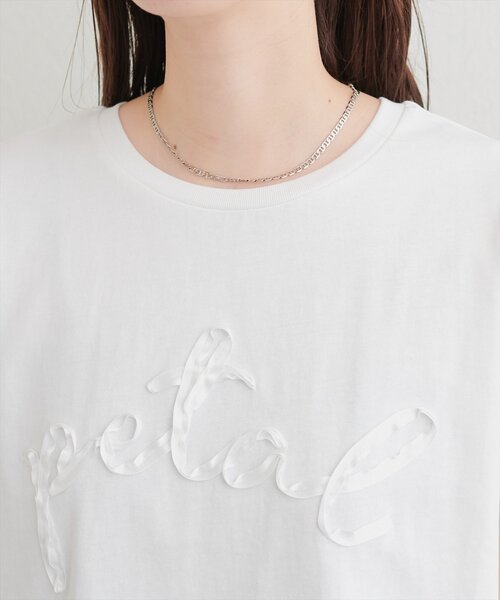 natural couture(ナチュラルクチュール)の「リボンテープ刺繍ロゴT(Tシャツ/カットソー・レディース・オフホワイト/サックスブルー/チャコールグレー・FREE)」の4枚目の写真