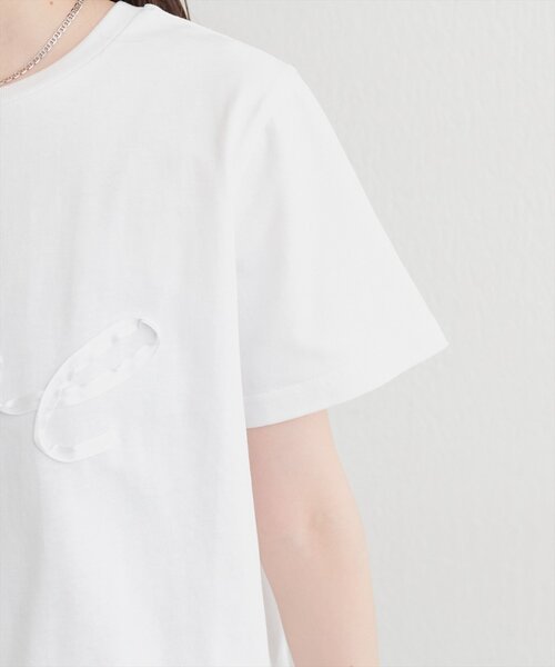 natural couture(ナチュラルクチュール)の「リボンテープ刺繍ロゴT(Tシャツ/カットソー・レディース・オフホワイト/サックスブルー/チャコールグレー・FREE)」の5枚目の写真