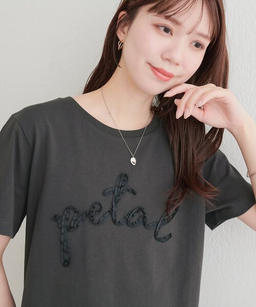natural couture(ナチュラルクチュール)の「リボンテープ刺繍ロゴT(Tシャツ/カットソー・レディース・オフホワイト/サックスブルー/チャコールグレー・FREE)」の13枚目の写真