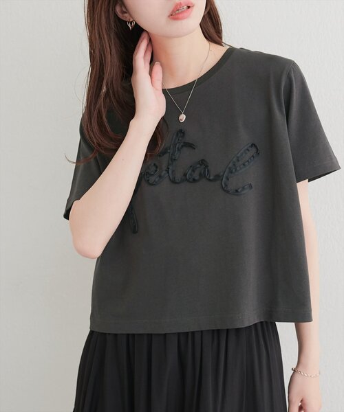 natural couture(ナチュラルクチュール)の「リボンテープ刺繍ロゴT(Tシャツ/カットソー・レディース・オフホワイト/サックスブルー/チャコールグレー・FREE)」の14枚目の写真
